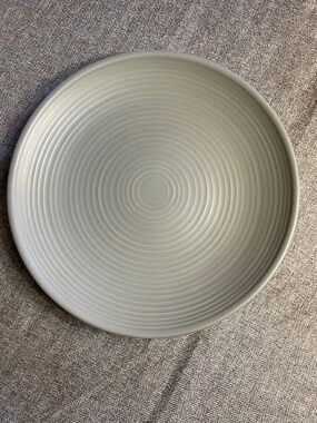 Contemporary Gray Ceramic Dinner Plate - Minimalist Design